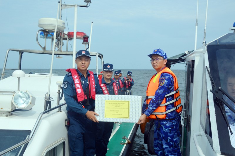 Lực lượng tuần tra hai nước tặng quà lưu niệm sau khi kết thúc nhiệm vụ tuần tra chung.