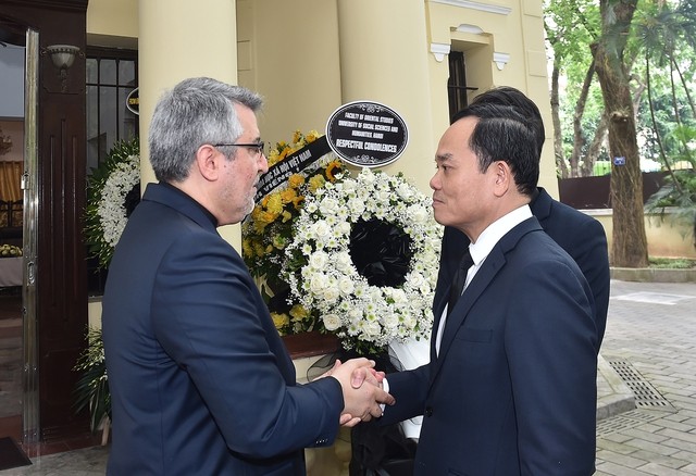 Phó Thủ tướng Trần Lưu Quang ghi sổ tang chia buồn vụ tai nạn máy bay tại Iran