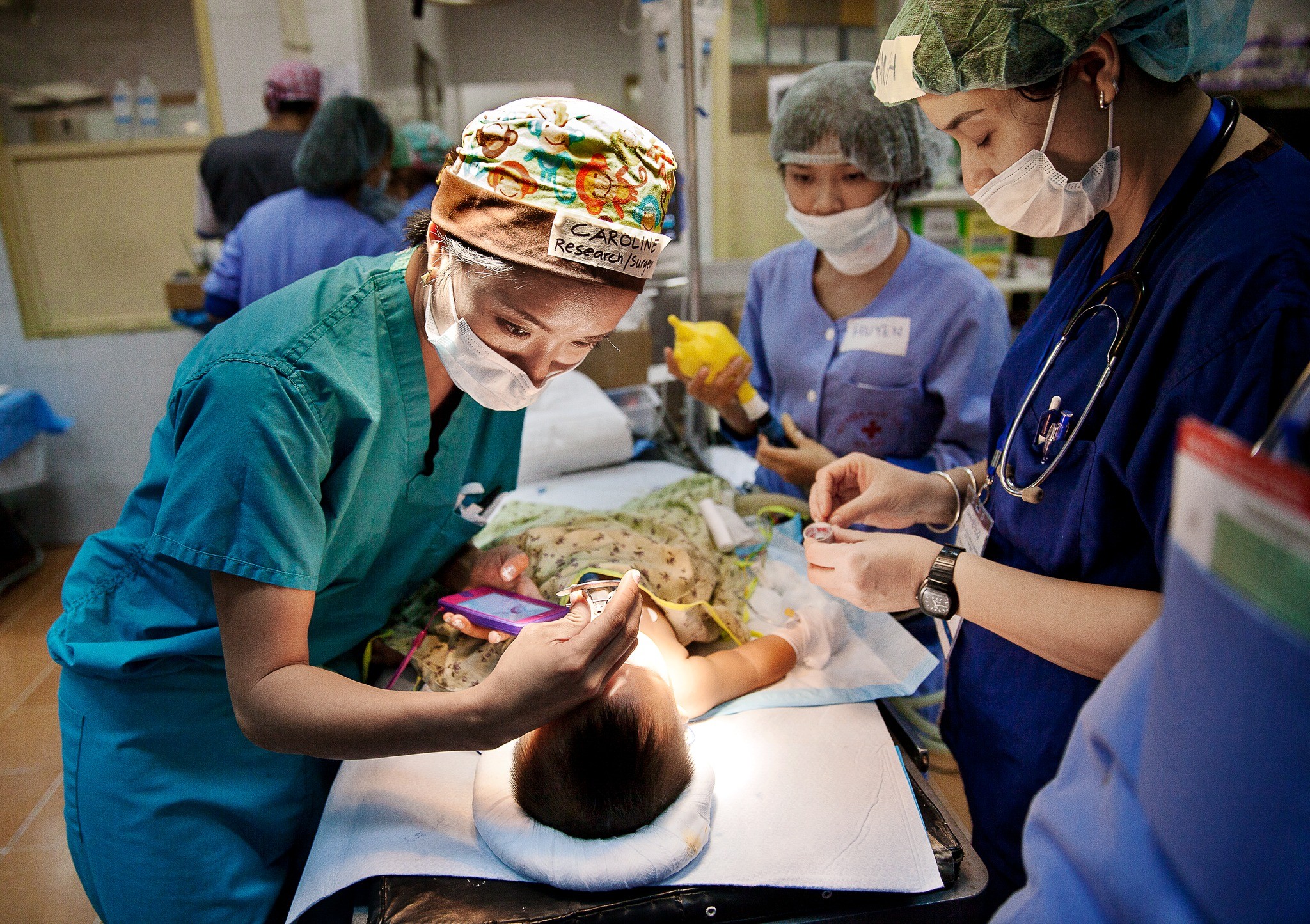 Các bác sĩ của Operation Smile Việt Nam phẫu thuật cho bệnh nhân mang dị tật khe hở môi, hàm ếch. (Ảnh: OS)