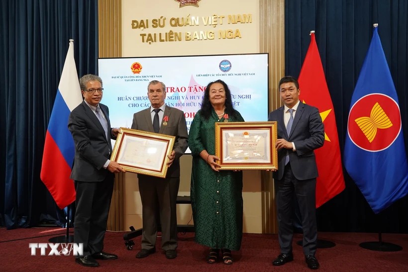 Huân chương Hữu nghị được tặng cho 2 Phó chủ tịch Hội hữu nghị Nga-Việt, bà Regina Bundarina và ông Vladimir Ruvimov