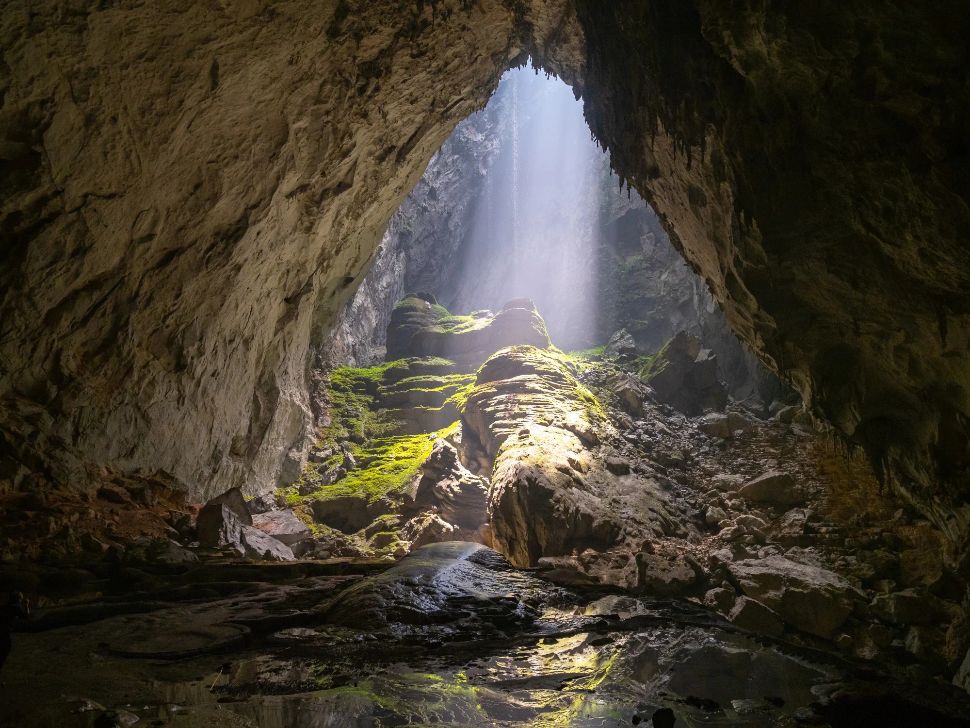 Hang Sơn Đoòng ở Việt Nam là hang động lớn nhất thế giới và có hệ sinh thái rừng rậm phát triển mạnh, hóa thạch 400 triệu năm tuổi và sự hình thành địa chất đáng kinh ngạc. Ảnh: Shutterstock