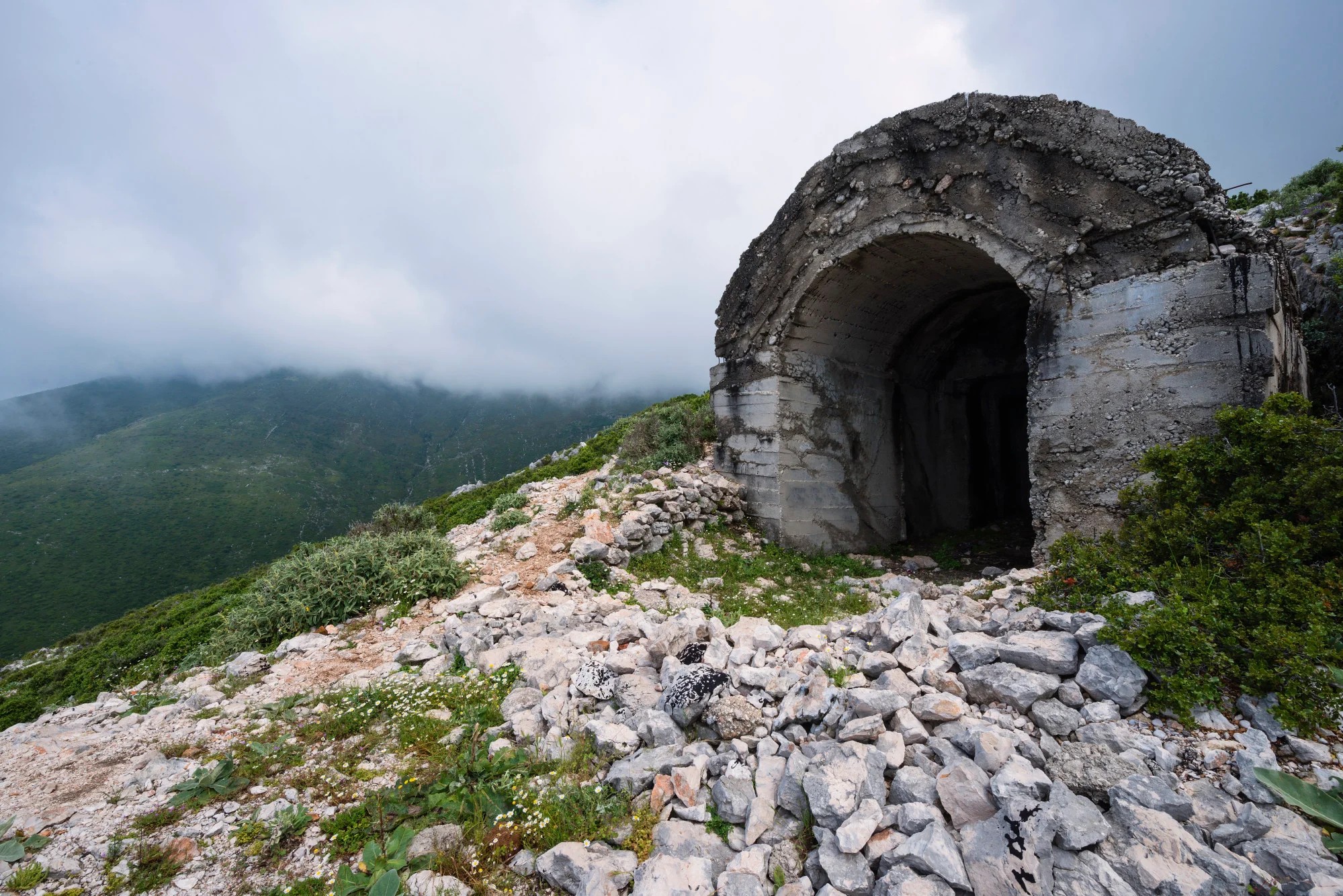 Hơn 200.000 boongke được xây dựng ở Albania, chủ yếu từ năm 1972 đến năm 1984, dưới sự cai trị của Enver Hoxha. Các boongke này nhằm mục đích phòng thủ trong trường hợp bị quân đội nước ngoài xâm lược. Ảnh: Getty Images