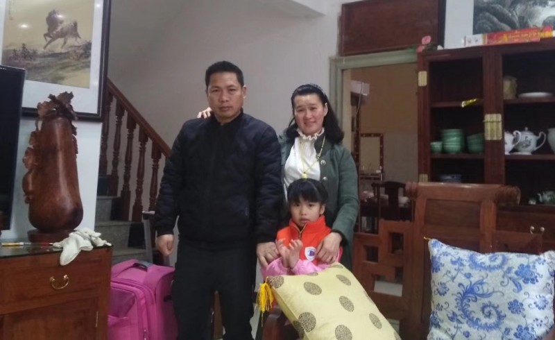 Anh Cương, chị Dung cùng con gái bên trong tổ ấm của họ tại Hà Nam (Trung Quốc). (Ảnh: NVCC)