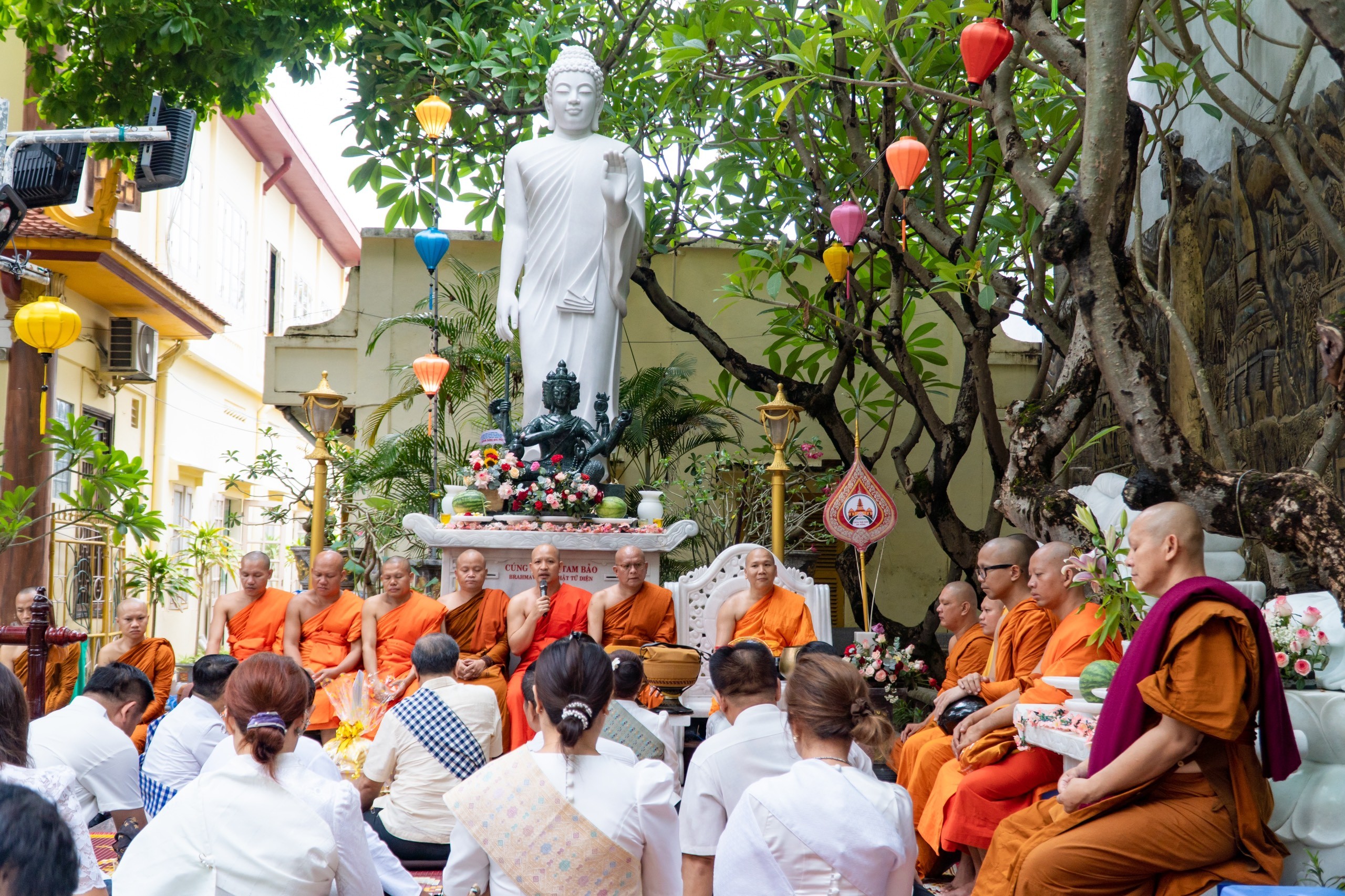 Đại đức Thích Pháp Hiếu, trụ trì chùa Tam Bảo truyền tam quy ngũ giới đến đoàn Tổng lãnh sự quán Lào tại Đà Nẵng.