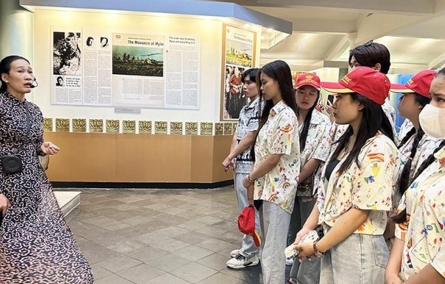 Sinh viên Lào tại Quảng Ngãi tìm hiểu truyền thống lịch sử văn hóa Việt Nam