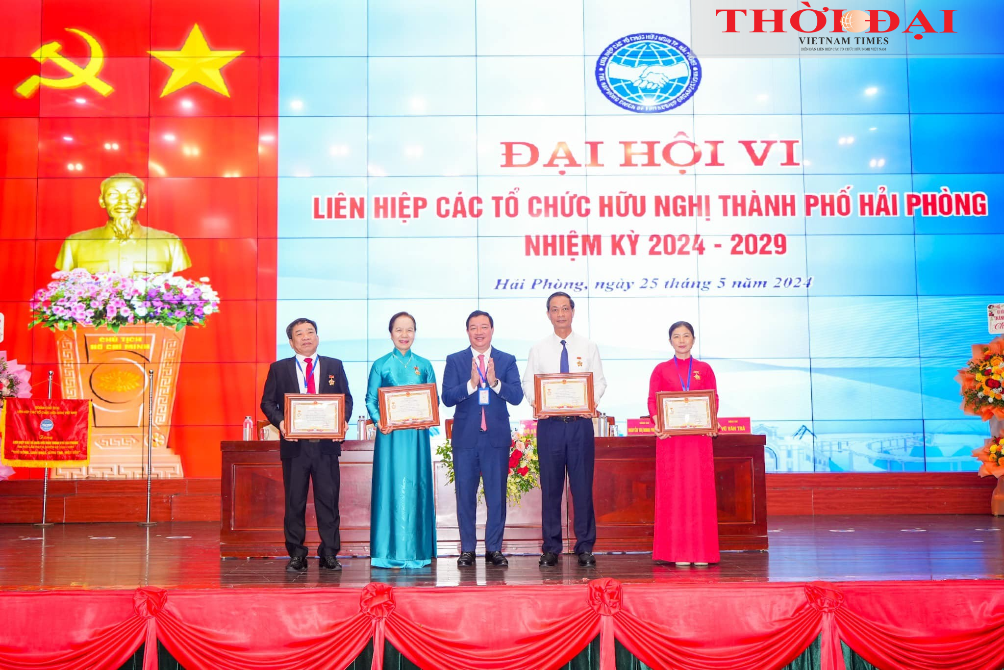 Ông Nguyễn Ngọc Hùng (thứ ba từ trái qua), Phó Chủ tịch Liên hiệp các tổ chức hữu nghị Việt Nam trao tặng Kỷ niệm chương “Vì hòa bình, hữu nghị giữa các dân tộc” cho 4 cá nhân. 