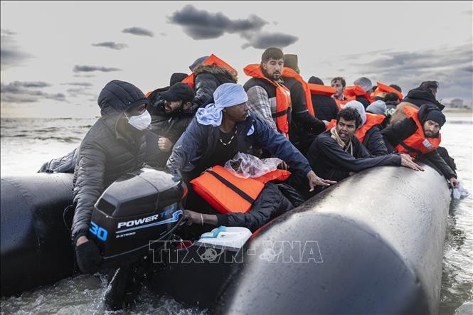 Người di cư tìm cách vượt Eo biển Manche bằng thuyền phao, từ bờ biển Gravelines, gần Dunkirk, miền Bắc Pháp, ngày 26/4/2024