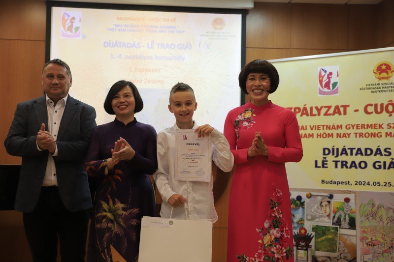 2 học sinh Hungary đạt giải tại cuộc thi vẽ tranh về Việt Nam