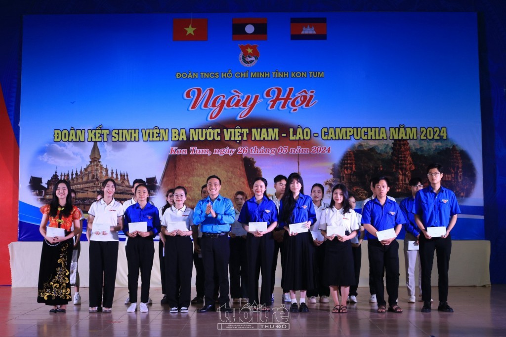 Đồng chí Nguyễn Bảo Tân, Phó Bí thư Tỉnh đoàn trao tặng 20 suất học bổng cho các em sinh viên có thành tích học tập cao