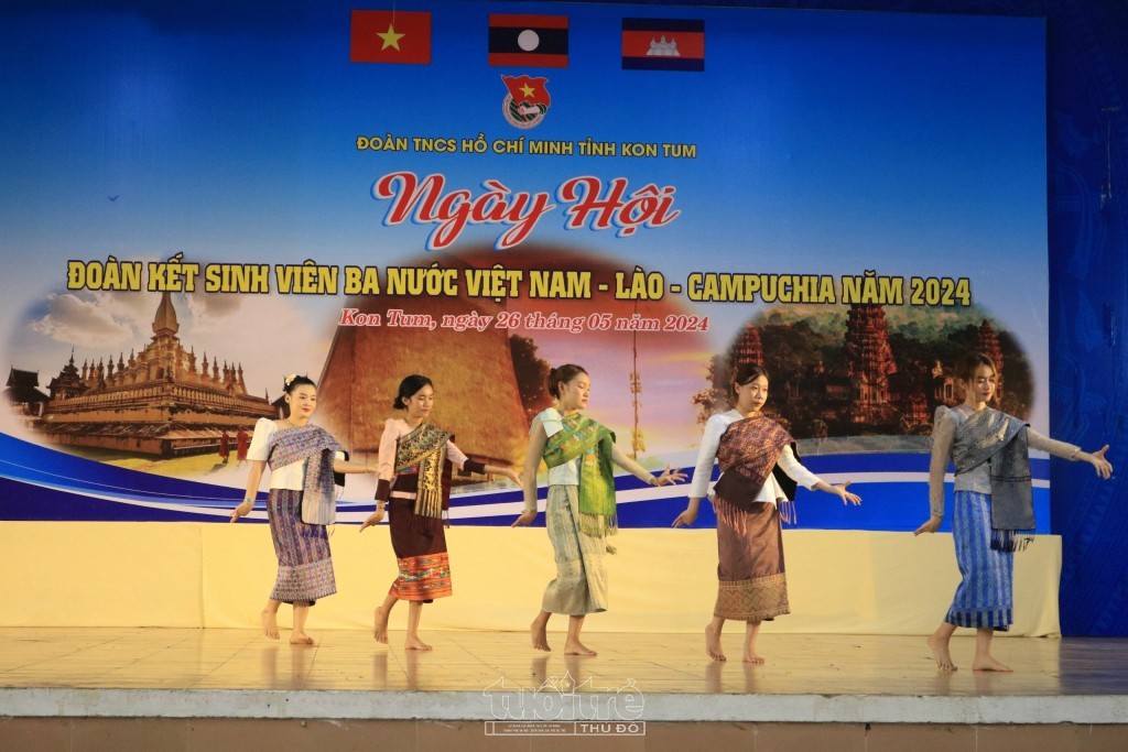 Sinh viên Việt Nam - Lào - Campuchia tại Kon Tum giao lưu hoạt động ngoại khóa