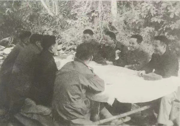 Đoàn cố vấn quân sự Trung Quốc và Lãnh đạo Quân đội Việt Nam nghiên cứu phương án tác chiến tại sở chỉ huy tiền tuyến Thượng Lào. Người thứ 3 từ trái qua (dãy phải) là thượng tướng Vi Quốc Thanh.