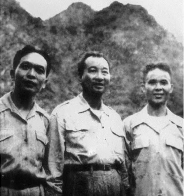 Đại tướng Võ Nguyên Giáp, Đại tướng Trần Canh và Thượng tướng Vi Quốc Thanh (từ trái sang) tại Việt Bắc năm 1950.