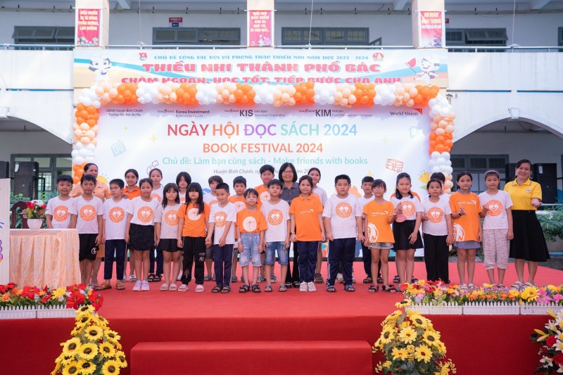 Các em học sinh tham gia sự kiện ngày hội đọc sách, một trong những hoạt động thuộc dự án Cải thiện thư viện do World Vision International tại Việt Nam và hai trường tiểu học Lê Minh Xuân 3 và An Hạ thực hiện.