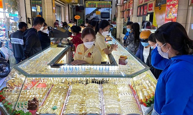 Bốn ngân hàng được phép phân phối vàng miếng