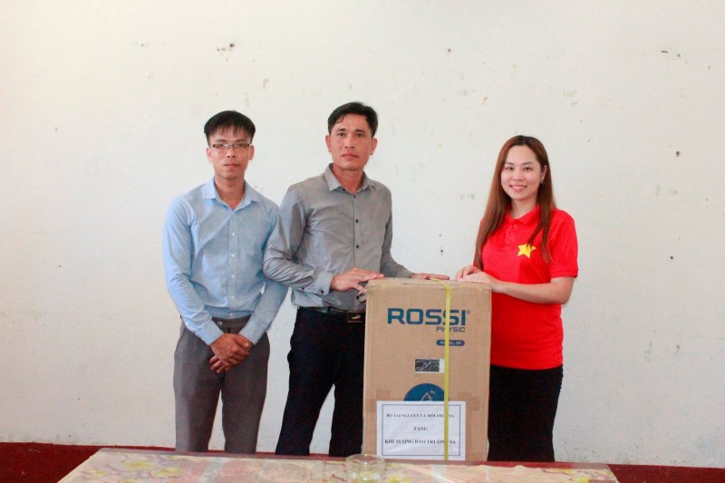 Đại diện Tập đoàn Tân Á Đại Thành trao tặng máy lọc nước cho Trạm khí tượng Hải văn Song Tử Tây.