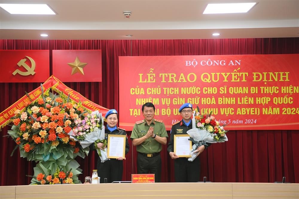 Thứ trưởng Lương Tam Quang trao Quyết định cho 02 sĩ quan đi thực hiện nhiệm vụ GGHB LHQ tại Phái bộ UNISFA (Khu vực Abyei) năm 2024