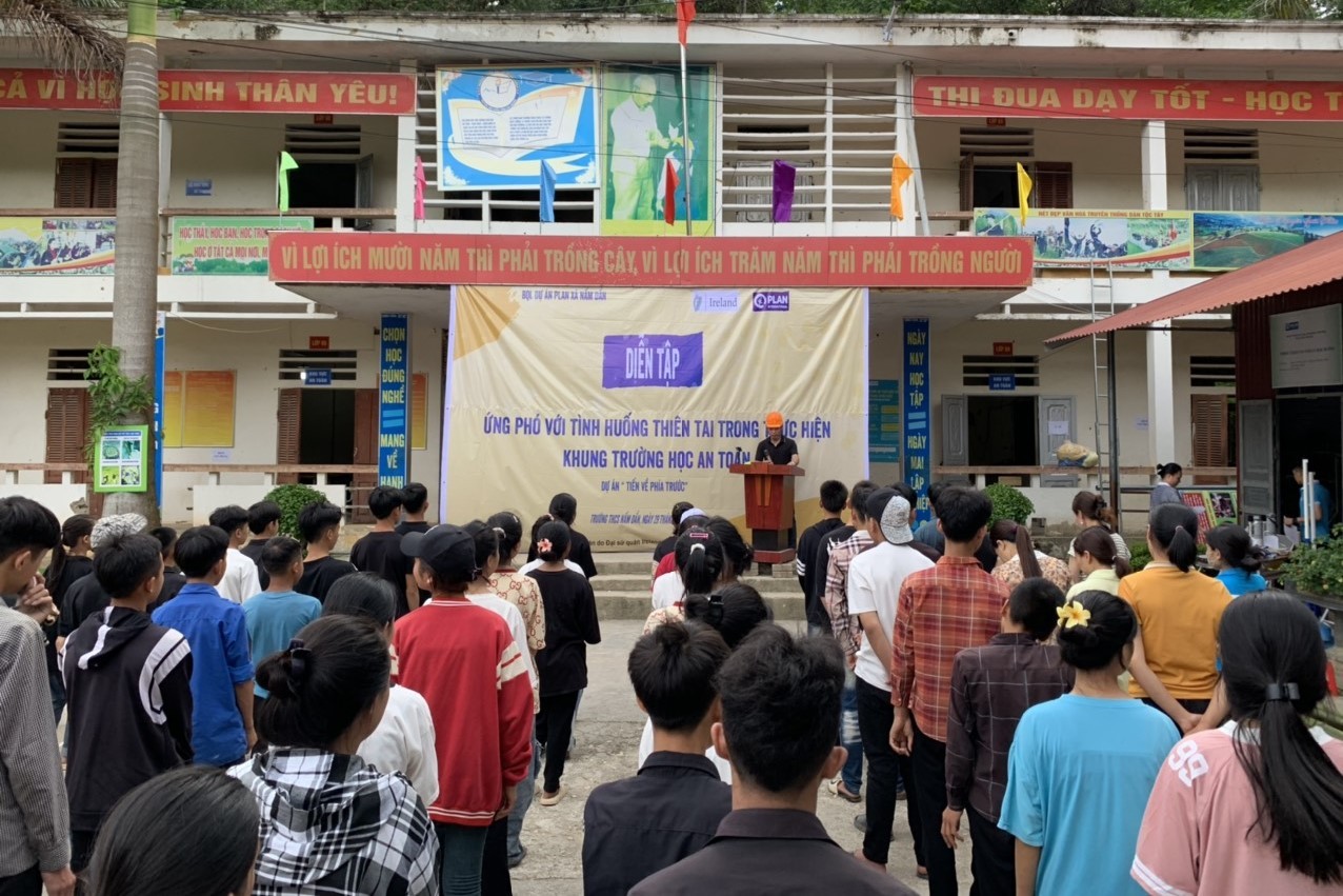 Đông đảo học sinh các trường tiểu học và THCS xã Nấm Dẩn tham gia diễn tập. (Ảnh: Plan International Việt Nam)