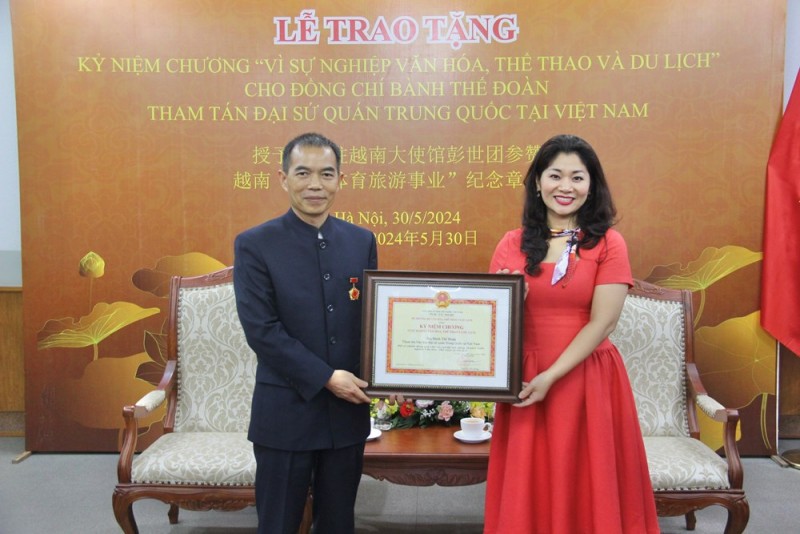 Trao tặng Kỷ niệm chương cho Tham tán văn hóa Bành Thế Đoàn, người hơn 30 năm vun đắp cho tình hữu nghị Việt - Trung