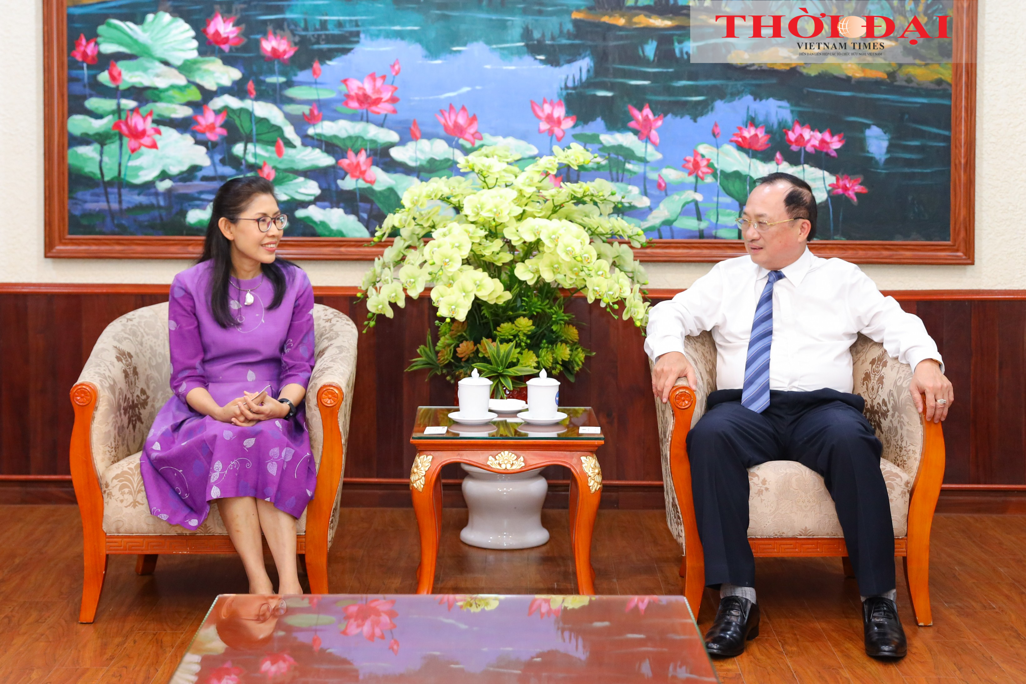 Chủ tịch Hội hữu nghị Việt Nam - Thái Lan Nguyễn Văn Thành tiếp Đại sứ Thái Lan tại Việt Nam Urawadee Sriphiromya. (Ảnh: Đinh Hòa)