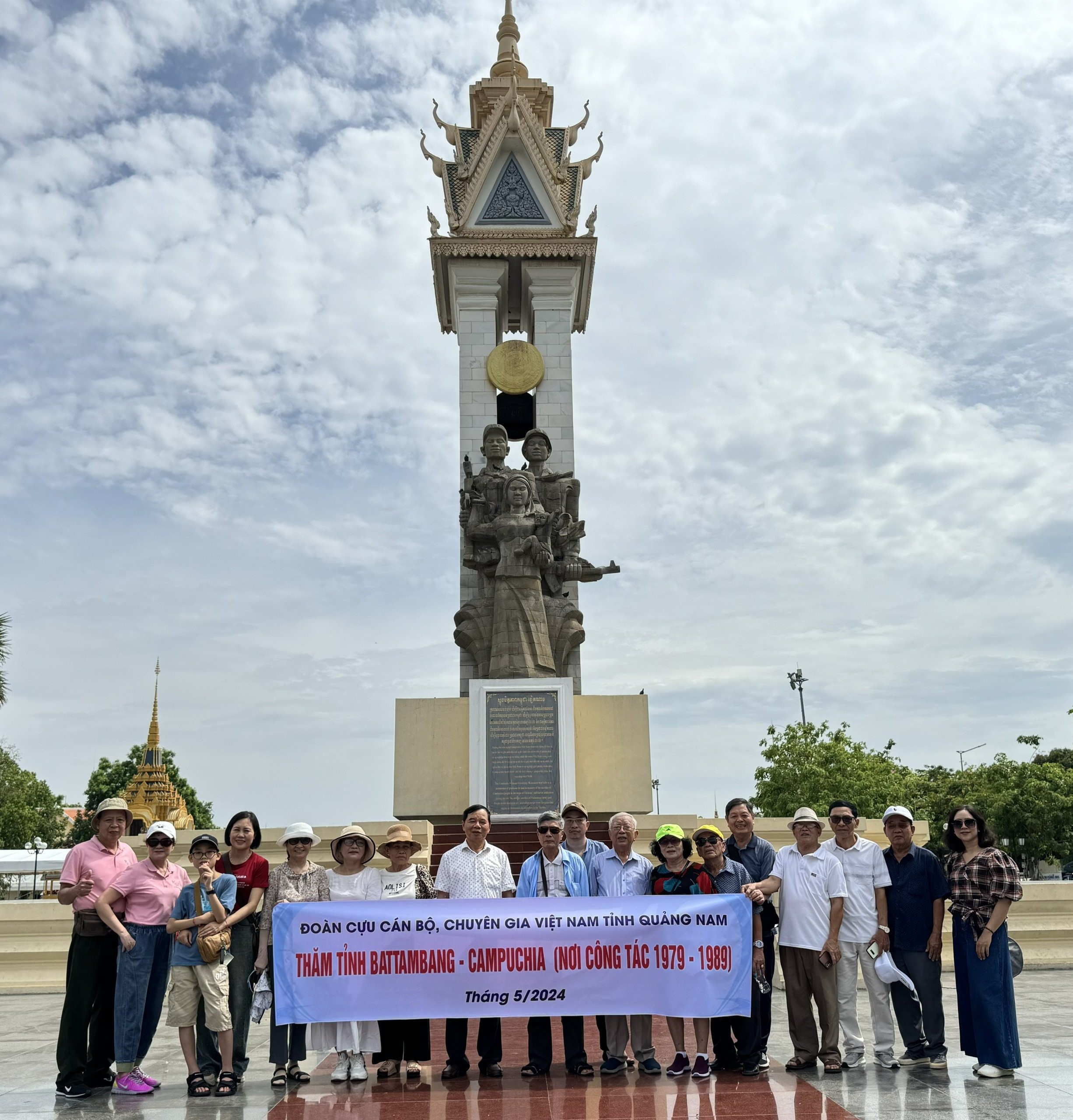 Đoàn cựu cán bộ, chuyên gia Việt Nam tỉnh Quảng Nam dâng hương tại tượng đài hữu nghị Việt Nam - Campuchia