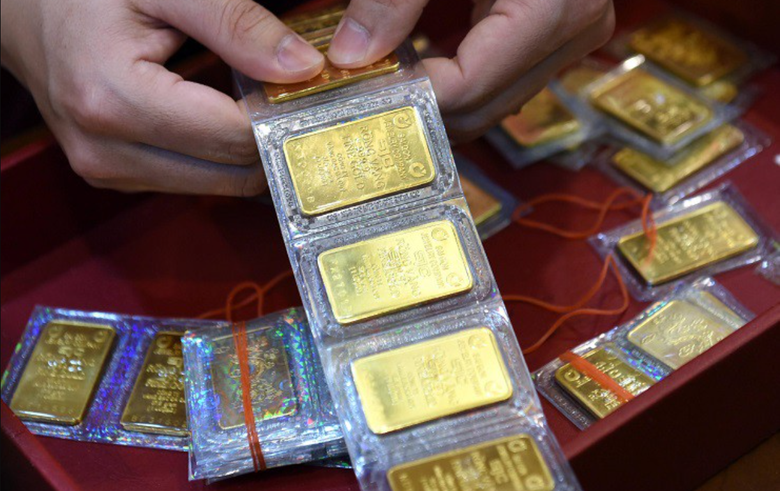 Ngân hàng thương mại bán vàng: Mất bao lâu để kéo giá vàng trong nước và thế giới “xích lại” gần nhau?