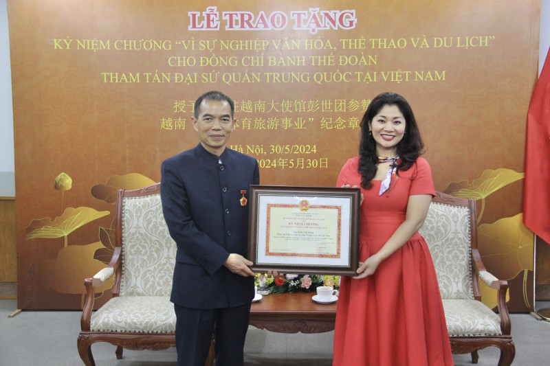 Bộ VH-TT&DL trao kỷ niệm chương cho Tham tán văn hoá Đại sứ quán Trung Quốc tại Việt Nam