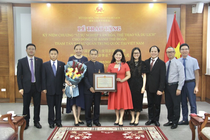 Bộ VH-TT&DL trao kỷ niệm chương cho Tham tán văn hoá Đại sứ quán Trung Quốc tại Việt Nam