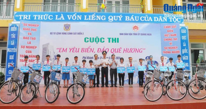Bộ Tư lệnh Vùng CSB 2 tặng xe đạp cho học sinh.