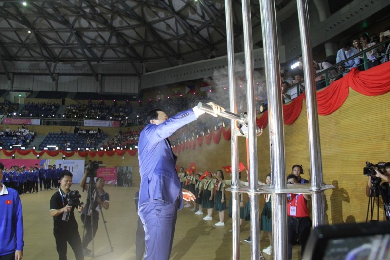 Ngọn lửa của Đại hội Thể thao học sinh Đông Nam Á được Phó Thủ tướng Chính phủ Trần Hồng Hà thắp lên trên lễ đài. (Ảnh: danang.gov.vn)