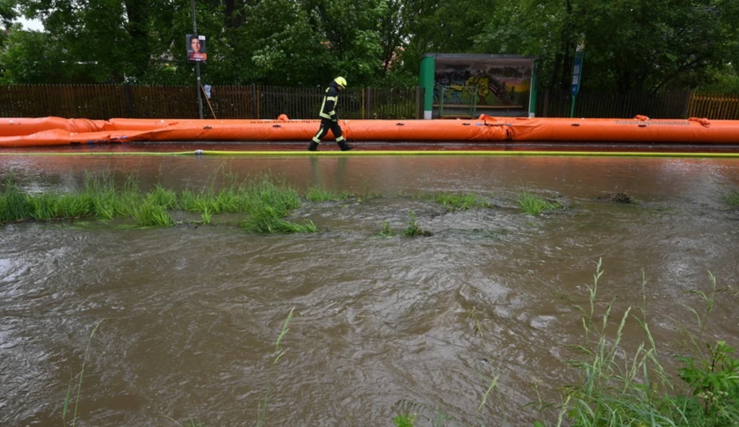 Ngập lụt trên một tuyến phố ở Eichenau, miền Nam nước Đức. (Ảnh: AFP/TTXVN)