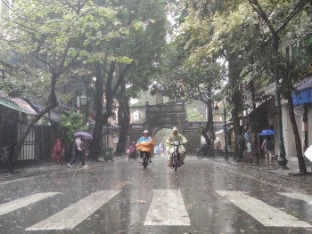 Thời tiết hôm nay 4/6: Cảnh báo dông, lốc, mưa lớn cục bộ ở nội thành Hà Nội