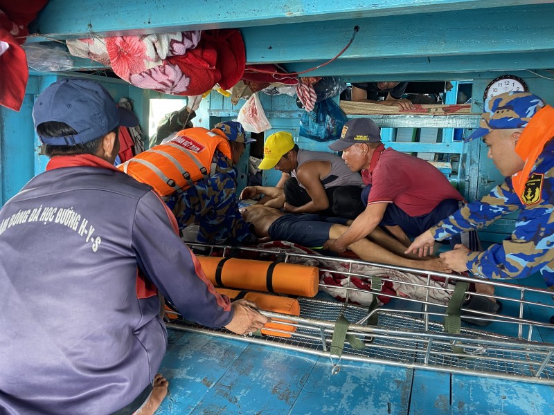 Quân y của đảo Song Tử Tây cấp cứu ngư dân trên tàu cá