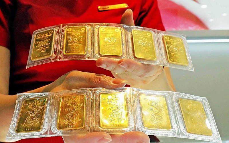 Giá vàng đồng loạt bán ra ở mức 78,98 triệu đồng/lượng, NHNN khuyến cáo vẫn có thể giảm tiếp