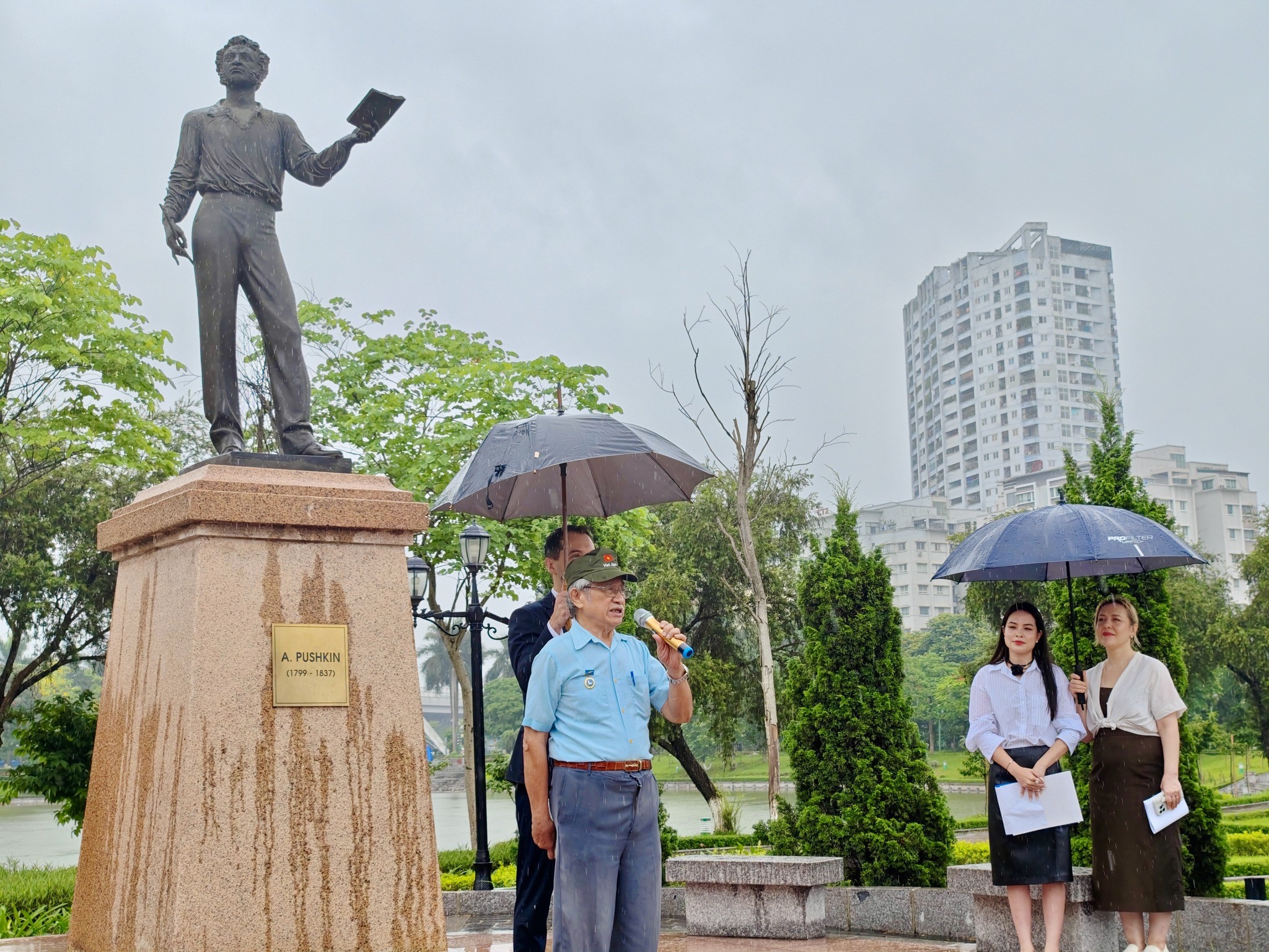  lễ dâng hoa tại tượng đài đại thi hào A.S. Pushkin 