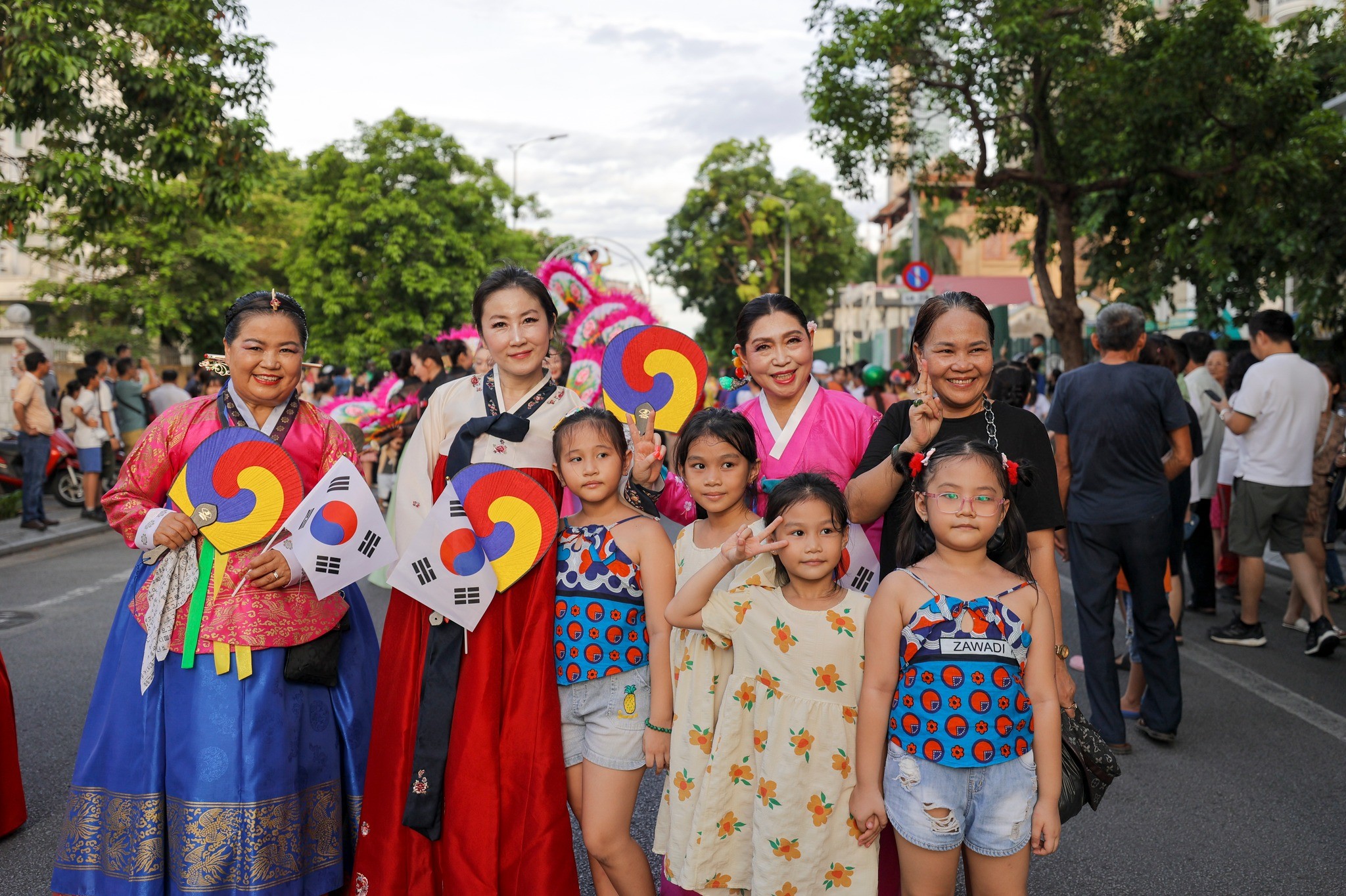 Các hoạt động trình diễn trên đường phố đa dạng sắc màu văn hóa, cộng hưởng giữa sự trình diễn của các nghệ sĩ cùng với sự cổ vũ đầy hào hứng, nhiệt tình của người dân và du khách đã tạo nên không khí sôi động trên đường phố Huế trong những ngày diễn ra Festival.