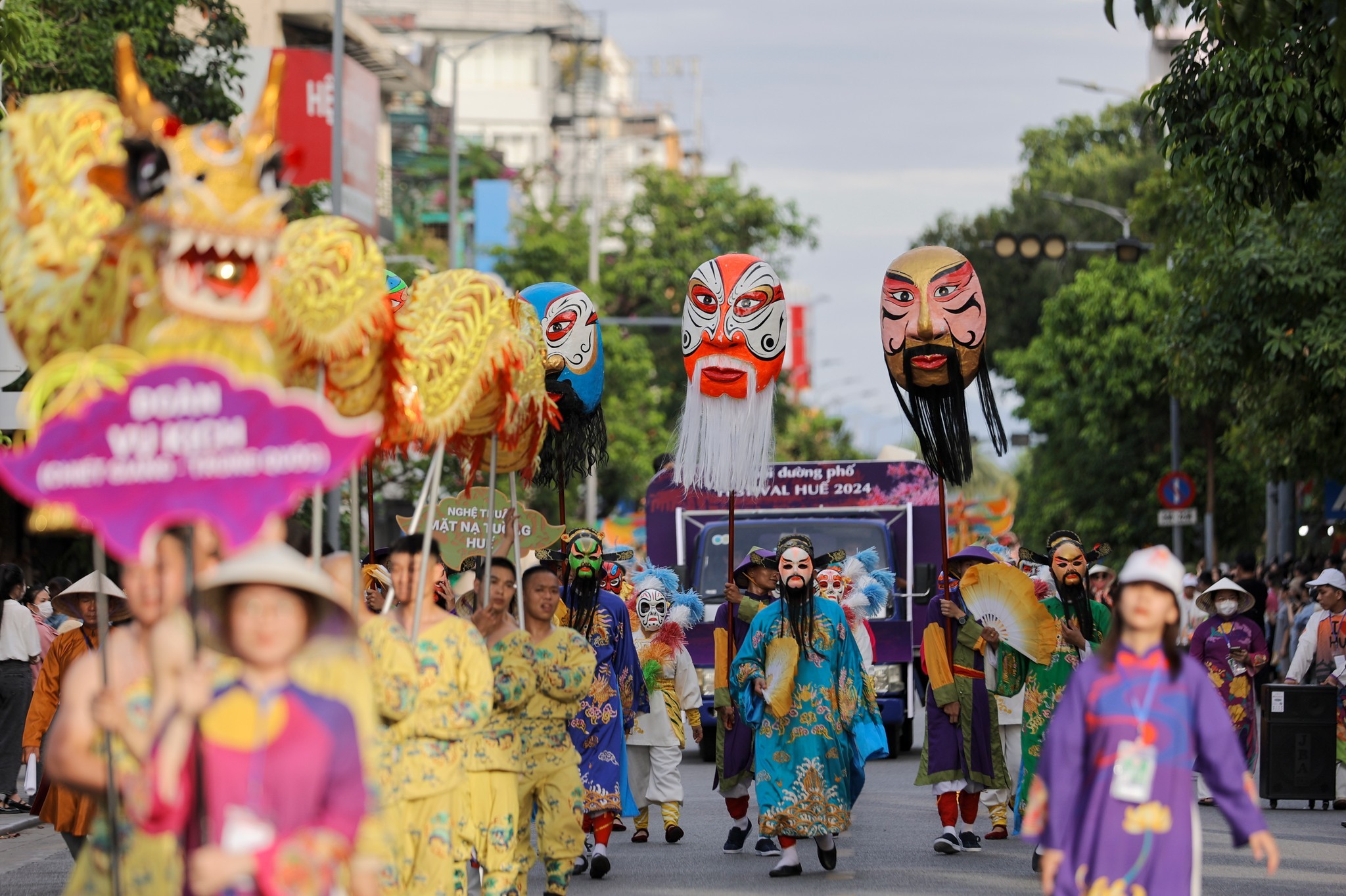 Đây cũng là nơi hội tụ và giao lưu văn nghệ giữa các nền văn hóa của các quốc gia, đại diện và mang dấu ấn của những nền văn hóa khác nhau trên thế giới, đồng thời giới thiệu và quảng bá những giá trị đặc sắc văn hóa Huế nói riêng và văn hóa Việt Nam nói chung. (Ảnh: hueworldheritage)