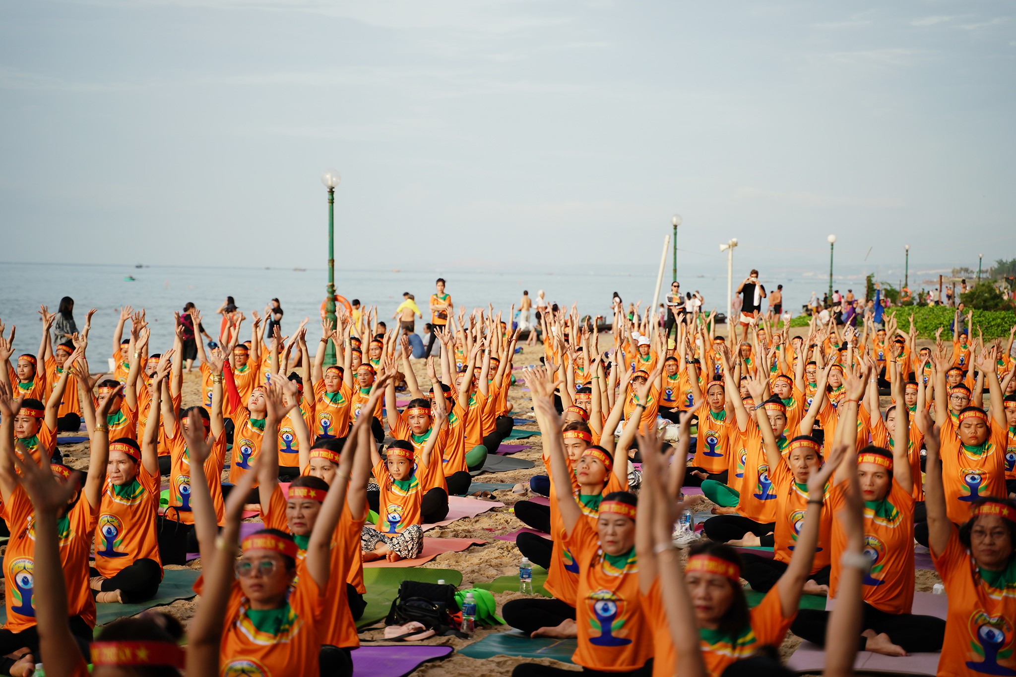 Màn đồng diễn Yoga tập thể tại công viên Đồi Dương, thành phố Phan Thiết, tỉnh Bình Thuận. (Ảnh: binhthuan.gov.vn)