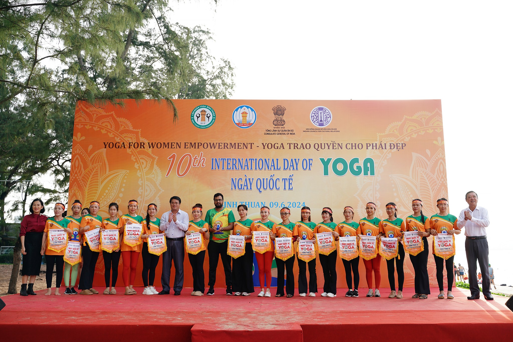 lãnh đạo Sở Văn hóa, Thể thao & Du lịch cùng Phó Lãnh sự Ấn Độ tại TP. Hồ Chí Minh tặng Cờ lưu niệm cho đại diện các Câu Lạc bộ Yoga trong tỉnh.