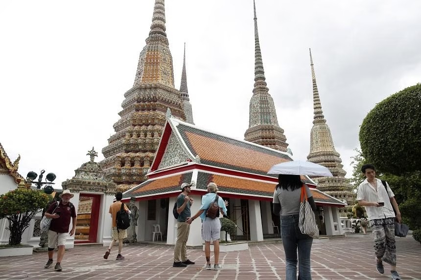 Thủ tướng Thái Lan Srettha Thavisin cho biết nếu nhiều khách du lịch được phép vào mà không phải trả phí 300 baht (11 USD), họ có thể sẽ chi tiêu cho việc mua sắm và các hoạt động khác. ẢNH: EPA-EFE