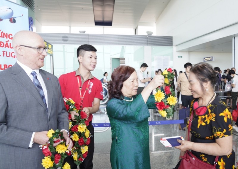 Phó Chủ tịch HĐQT Vietjet Nguyễn Thanh Hà, Quyền Phó Đại sứ Australia tại Việt Nam - Ông Daniel Ross cùng chào đón các hành khách bay từ Hà Nội đến Melbourne.