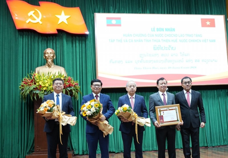 Chính phủ Lào trao tặng huân chương cho tập thể và cá nhân tỉnh Thừa Thiên - Huế