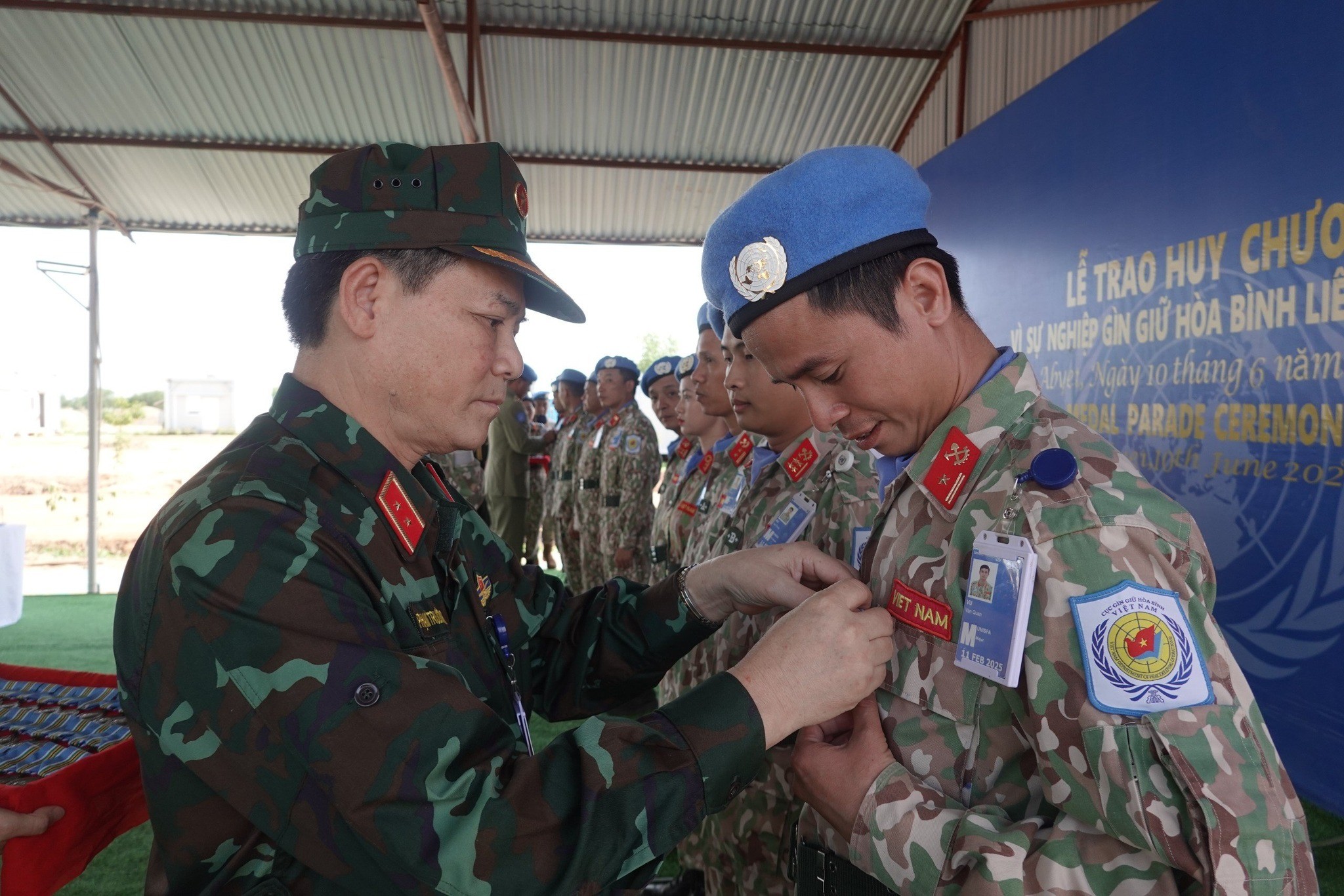 Trung tướng Phạm Trường Sơn trao Huy chương vì sự nghiệp GGHB LHQ tặng cán bộ, nhân viên Đội công binh số 2 của Việt Nam và Tổ Công tác UNISFA đang thực hiện nhiệm vụ tại Phái bộ.