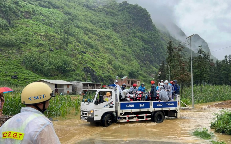 Cảnh sát giao thông Hà Giang giúp 400 du khách nước ngoài vượt đường ngập lũ