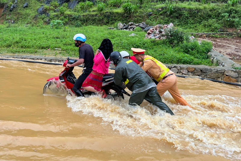 Cảnh sát giao thông Hà Giang giúp 400 du khách nước ngoài vượt đường ngập lũ