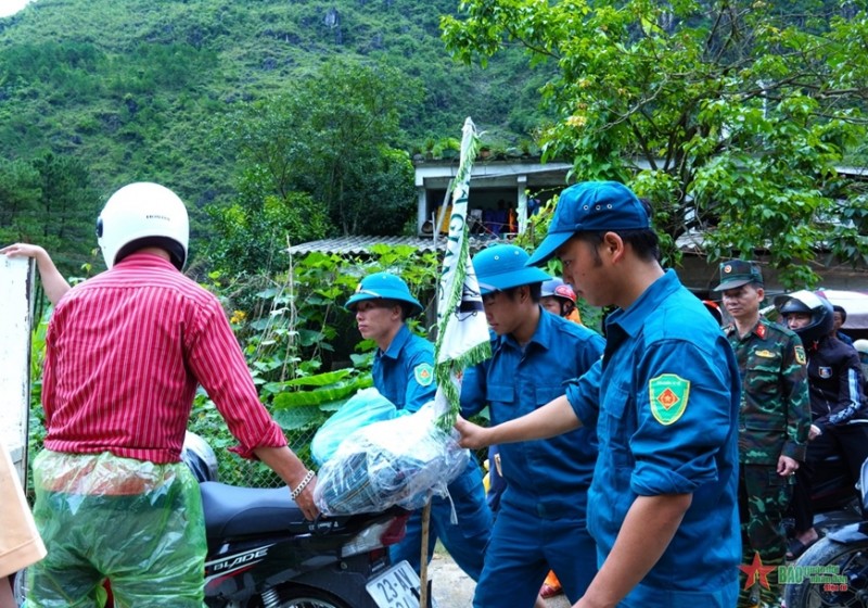 Cảnh sát giao thông Hà Giang giúp 400 du khách nước ngoài vượt đường ngập lũ