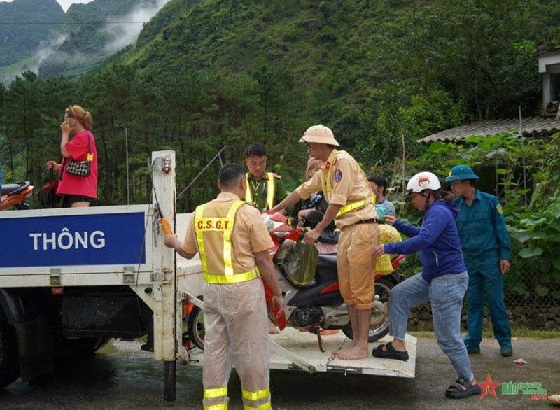 Cảnh sát giao thông Hà Giang giúp 400 du khách nước ngoài vượt đường ngập lũ