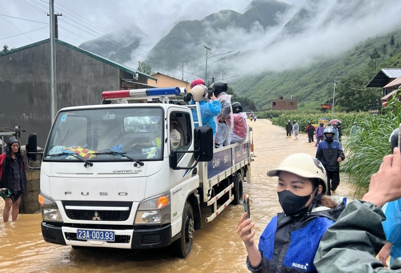 Cảnh sát giao thông Hà Giang giúp 400 du khách nước ngoài vượt đường ngập lũ