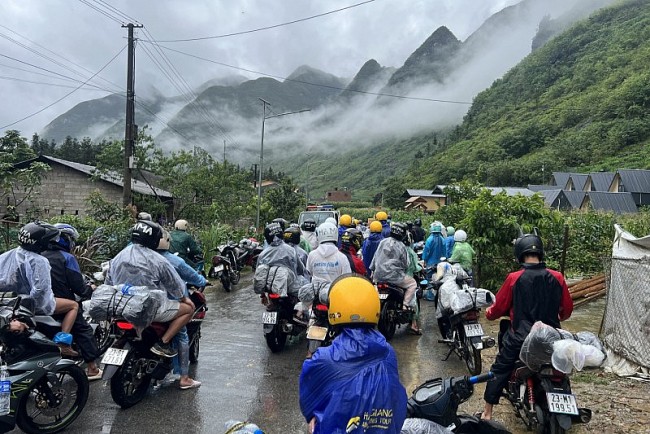 Cảnh sát giao thông Hà Giang giúp 400 du khách nước ngoài vượt đường ngập lũ