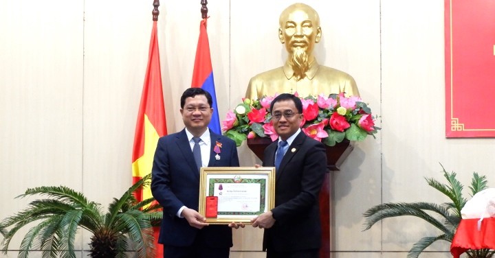 Bí thư, Tỉnh trưởng tỉnh Sekong Leklai Sivilay (phải) trao Huân chương Tự do hạng III cho Phó Chủ tịch Thường trực HĐND thành phố Đà Nẵng Trần Phước Sơn (trái). 