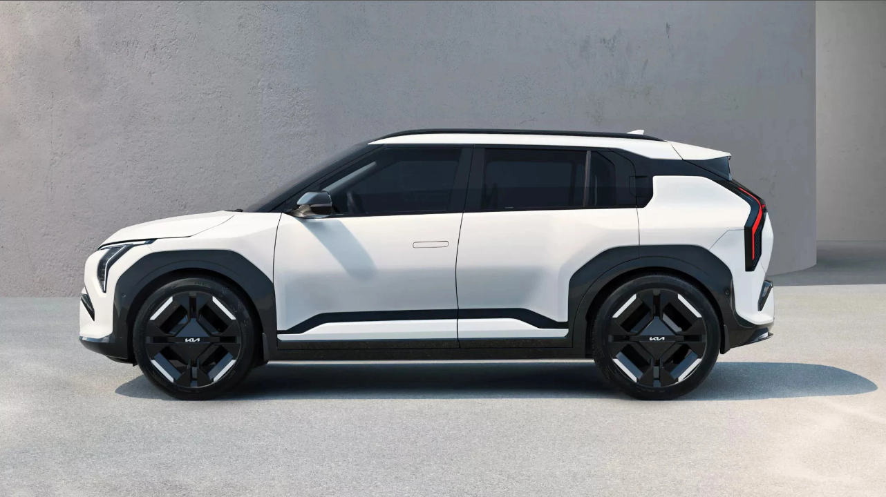 Xe sở hữu ngoại hình như phiên bản thu nhỏ của EV9, Kia EV3 2024 được trang bị chắn bùn vuông vức, nóc dốc về phía sau và những đường dập gân, cắt xẻ sắc sảo trên thân xe. Xe sở hữu ngoại hình như phiên bản thu nhỏ của EV9, Kia EV3 2024 được trang bị chắn bùn vuông vức, nóc dốc về phía sau và những đường dập gân, cắt xẻ sắc sảo trên thân xe.